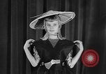 Standbild fashion collection Japan, 1958, aus Sekunde 37 historischem Filmmaterial Videoclip 65675055753