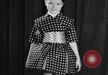 Standbild fashion collection Japan, 1958, aus Sekunde 43 historischem Filmmaterial Videoclip 65675055753
