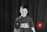 Standbild fashion collection Japan, 1958, aus Sekunde 45 historischem Filmmaterial Videoclip 65675055753