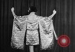 Standbild fashion collection Japan, 1958, aus Sekunde 47 historischem Filmmaterial Videoclip 65675055753
