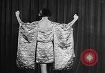 Standbild fashion collection Japan, 1958, aus Sekunde 48 historischem Filmmaterial Videoclip 65675055753