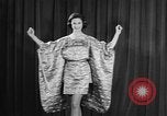 Standbild fashion collection Japan, 1958, aus Sekunde 51 historischem Filmmaterial Videoclip 65675055753
