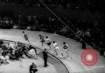 Standbild Indoor-strecke Leichtathletik New York United States USA, 1959, aus Sekunde 9 historischem Filmmaterial Videoclip 65675055766