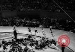 Standbild Indoor-strecke Leichtathletik New York United States USA, 1959, aus Sekunde 10 historischem Filmmaterial Videoclip 65675055766