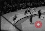 Standbild Indoor-strecke Leichtathletik New York United States USA, 1959, aus Sekunde 15 historischem Filmmaterial Videoclip 65675055766