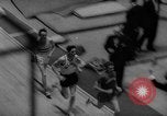 Standbild Indoor-strecke Leichtathletik New York United States USA, 1959, aus Sekunde 19 historischem Filmmaterial Videoclip 65675055766