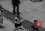 Standbild Indoor-strecke Leichtathletik New York United States USA, 1959, aus Sekunde 20 historischem Filmmaterial Videoclip 65675055766