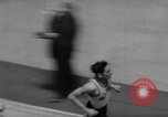 Standbild Indoor-strecke Leichtathletik New York United States USA, 1959, aus Sekunde 21 historischem Filmmaterial Videoclip 65675055766
