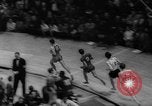 Standbild Indoor-strecke Leichtathletik New York United States USA, 1959, aus Sekunde 25 historischem Filmmaterial Videoclip 65675055766