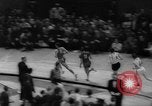 Standbild Indoor-strecke Leichtathletik New York United States USA, 1959, aus Sekunde 26 historischem Filmmaterial Videoclip 65675055766