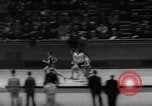 Standbild Indoor-strecke Leichtathletik New York United States USA, 1959, aus Sekunde 30 historischem Filmmaterial Videoclip 65675055766