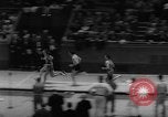 Standbild Indoor-strecke Leichtathletik New York United States USA, 1959, aus Sekunde 31 historischem Filmmaterial Videoclip 65675055766