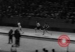 Standbild Indoor-strecke Leichtathletik New York United States USA, 1959, aus Sekunde 33 historischem Filmmaterial Videoclip 65675055766