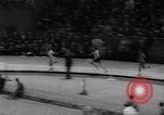 Standbild Indoor-strecke Leichtathletik New York United States USA, 1959, aus Sekunde 34 historischem Filmmaterial Videoclip 65675055766