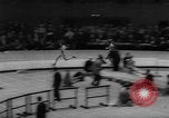 Standbild Indoor-strecke Leichtathletik New York United States USA, 1959, aus Sekunde 35 historischem Filmmaterial Videoclip 65675055766