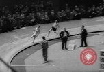 Standbild Indoor-strecke Leichtathletik New York United States USA, 1959, aus Sekunde 37 historischem Filmmaterial Videoclip 65675055766