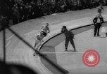 Standbild Indoor-strecke Leichtathletik New York United States USA, 1959, aus Sekunde 38 historischem Filmmaterial Videoclip 65675055766