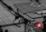 Standbild Indoor-strecke Leichtathletik New York United States USA, 1959, aus Sekunde 40 historischem Filmmaterial Videoclip 65675055766