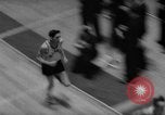 Standbild Indoor-strecke Leichtathletik New York United States USA, 1959, aus Sekunde 41 historischem Filmmaterial Videoclip 65675055766