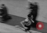 Standbild Indoor-strecke Leichtathletik New York United States USA, 1959, aus Sekunde 42 historischem Filmmaterial Videoclip 65675055766