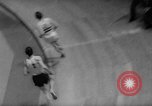Standbild Indoor-strecke Leichtathletik New York United States USA, 1959, aus Sekunde 44 historischem Filmmaterial Videoclip 65675055766