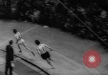 Standbild Indoor-strecke Leichtathletik New York United States USA, 1959, aus Sekunde 45 historischem Filmmaterial Videoclip 65675055766