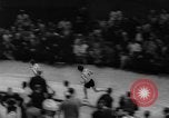 Standbild Indoor-strecke Leichtathletik New York United States USA, 1959, aus Sekunde 46 historischem Filmmaterial Videoclip 65675055766