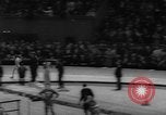 Standbild Indoor-strecke Leichtathletik New York United States USA, 1959, aus Sekunde 54 historischem Filmmaterial Videoclip 65675055766