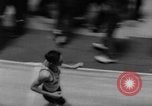 Standbild Indoor-strecke Leichtathletik New York United States USA, 1959, aus Sekunde 62 historischem Filmmaterial Videoclip 65675055766