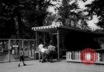 Immagine di I bambini allo zoo Canada, 1959, secondo 8 filmato di repertorio 65675055776