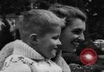 Immagine di I bambini allo zoo Canada, 1959, secondo 22 filmato di repertorio 65675055776