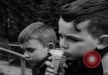 Immagine di I bambini allo zoo Canada, 1959, secondo 29 filmato di repertorio 65675055776