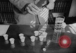 Standbild test ein oraler Polio-Impfstoff (Impfstoff gegen Kinderlähmung) Dade Country Florida USA, 1960, aus Sekunde 10 historischem Filmmaterial Videoclip 65675055782