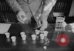 Standbild test ein oraler Polio-Impfstoff (Impfstoff gegen Kinderlähmung) Dade Country Florida USA, 1960, aus Sekunde 11 historischem Filmmaterial Videoclip 65675055782