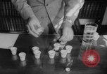 Standbild test ein oraler Polio-Impfstoff (Impfstoff gegen Kinderlähmung) Dade Country Florida USA, 1960, aus Sekunde 12 historischem Filmmaterial Videoclip 65675055782