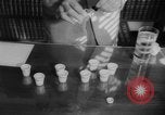 Standbild test ein oraler Polio-Impfstoff (Impfstoff gegen Kinderlähmung) Dade Country Florida USA, 1960, aus Sekunde 13 historischem Filmmaterial Videoclip 65675055782