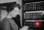 Standbild test ein oraler Polio-Impfstoff (Impfstoff gegen Kinderlähmung) Dade Country Florida USA, 1960, aus Sekunde 15 historischem Filmmaterial Videoclip 65675055782