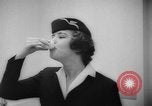 Standbild test ein oraler Polio-Impfstoff (Impfstoff gegen Kinderlähmung) Dade Country Florida USA, 1960, aus Sekunde 55 historischem Filmmaterial Videoclip 65675055782
