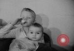 Standbild test ein oraler Polio-Impfstoff (Impfstoff gegen Kinderlähmung) Dade Country Florida USA, 1960, aus Sekunde 59 historischem Filmmaterial Videoclip 65675055782
