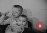 Standbild test ein oraler Polio-Impfstoff (Impfstoff gegen Kinderlähmung) Dade Country Florida USA, 1960, aus Sekunde 60 historischem Filmmaterial Videoclip 65675055782