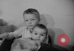 Standbild test ein oraler Polio-Impfstoff (Impfstoff gegen Kinderlähmung) Dade Country Florida USA, 1960, aus Sekunde 61 historischem Filmmaterial Videoclip 65675055782
