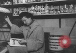 Standbild Familie fallout shelter Design Thomasville Georgia USA, 1960, aus Sekunde 11 historischem Filmmaterial Videoclip 65675055783