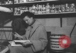 Standbild Familie fallout shelter Design Thomasville Georgia USA, 1960, aus Sekunde 13 historischem Filmmaterial Videoclip 65675055783