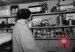 Standbild Familie fallout shelter Design Thomasville Georgia USA, 1960, aus Sekunde 21 historischem Filmmaterial Videoclip 65675055783
