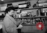 Standbild Familie fallout shelter Design Thomasville Georgia USA, 1960, aus Sekunde 23 historischem Filmmaterial Videoclip 65675055783