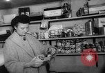 Standbild Familie fallout shelter Design Thomasville Georgia USA, 1960, aus Sekunde 24 historischem Filmmaterial Videoclip 65675055783