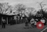 Standbild Streik bei Zoo Bronx New York City USA, 1961, aus Sekunde 6 historischem Filmmaterial Videoclip 65675055791