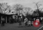 Standbild Streik bei Zoo Bronx New York City USA, 1961, aus Sekunde 7 historischem Filmmaterial Videoclip 65675055791