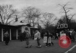 Standbild Streik bei Zoo Bronx New York City USA, 1961, aus Sekunde 8 historischem Filmmaterial Videoclip 65675055791