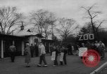 Standbild Streik bei Zoo Bronx New York City USA, 1961, aus Sekunde 9 historischem Filmmaterial Videoclip 65675055791